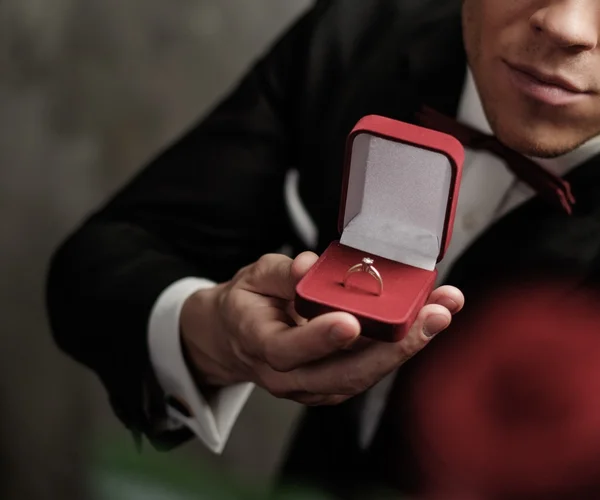 Человек держит коробку с кольцом предложения — стоковое фото