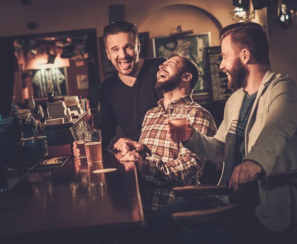 Viejos amigos divirtiéndose y bebiendo cerveza corriente —  Fotos de Stock