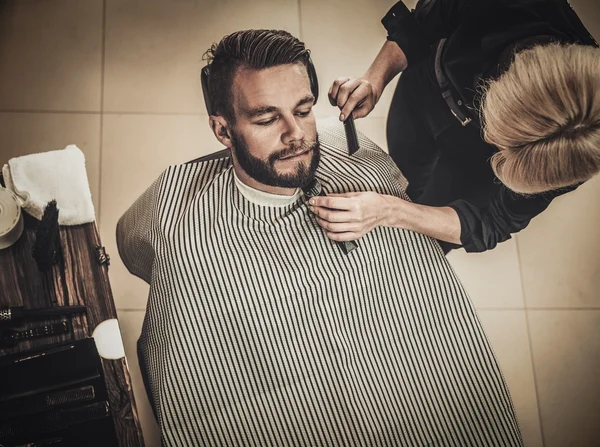 Cliente durante el cepillado de barba y bigote — Foto de Stock