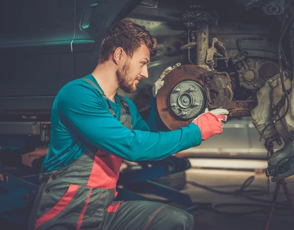 Mechanik, kontrola brzdového systému auto v dílně — Stock fotografie