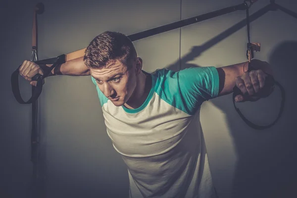 Homem atraente durante o treino — Fotografia de Stock