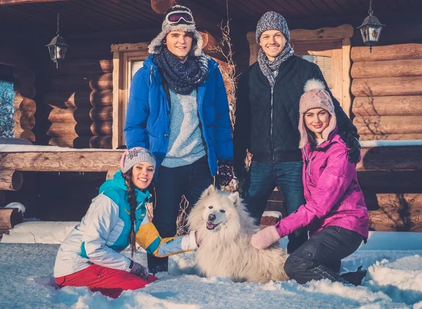 Freunde verbringen Winterurlaub — Stockfoto