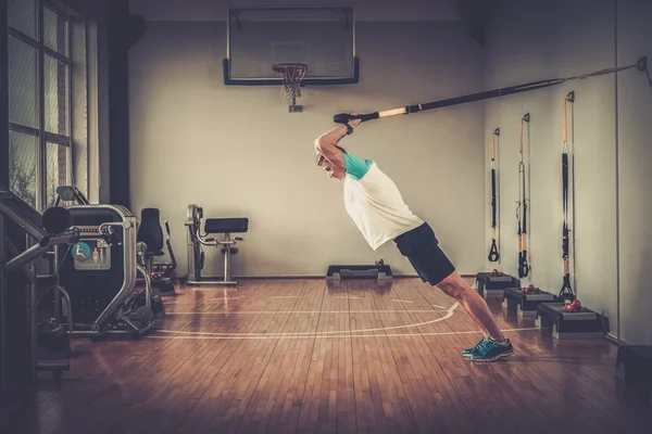 Aantrekkelijke man tijdens training — Stockfoto