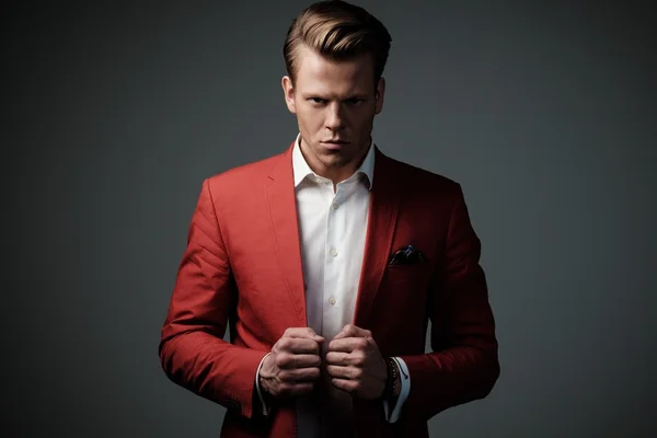 Hombre con estilo en chaqueta roja — Foto de Stock