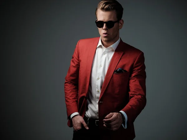 Stilvoller Mann in roter Jacke — Stockfoto