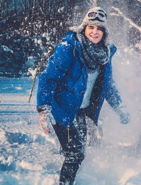 Glimlachende man winter vakantie — Stockfoto