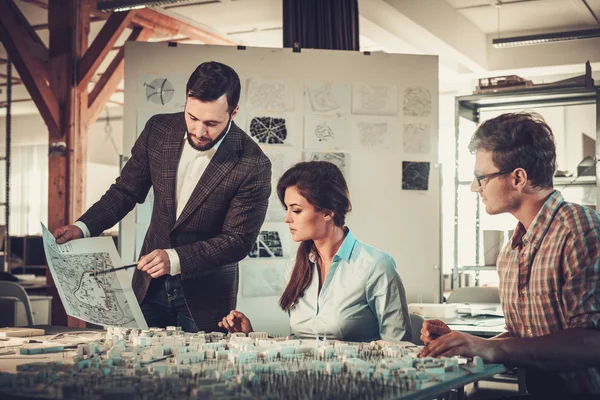 Vertrouwen team van ingenieurs samen te werken — Stockfoto