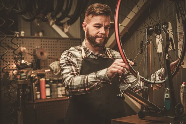 Stilvoller Fahrradmechaniker — Stockfoto