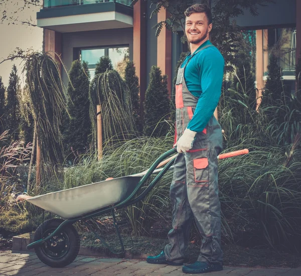 Jardinier avec outils dans le jardin — Photo