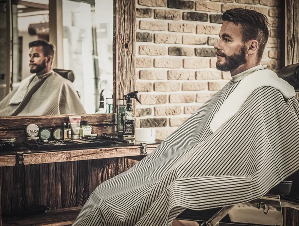 Stijlvolle man in een kapper — Stockfoto