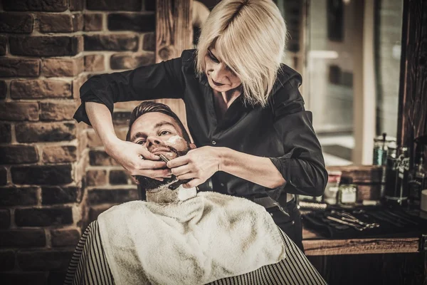 床屋で髭剃り中の顧客 — ストック写真