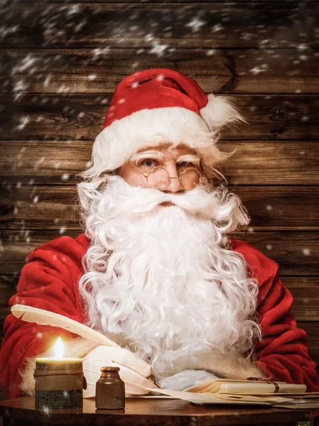 Santa Claus v dřevěných domů interiéru — Stock fotografie