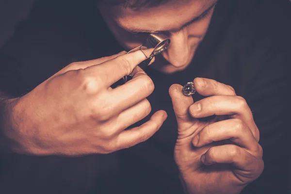 Portrait of a jeweler during the evaluation of jewels. — Stock Photo, Image