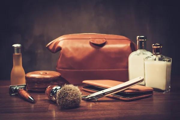 Accesorios de caballero en una tabla de lujo —  Fotos de Stock