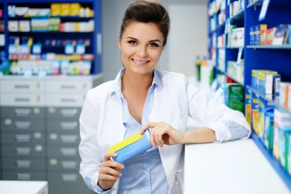 Kvinnan apotekare gör hans arbete på apotek. — Stockfoto