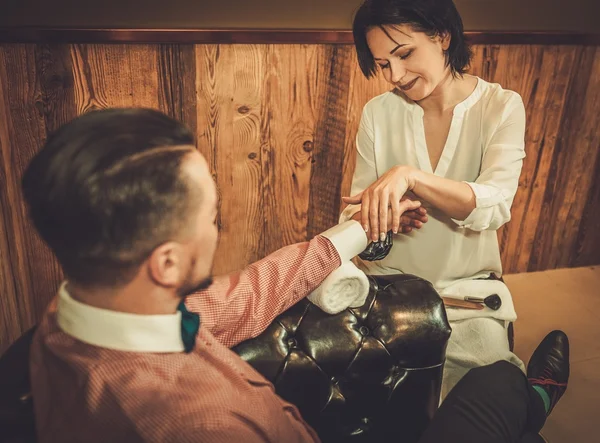 Old-fashioned homem fazendo manicure masculino — Fotografia de Stock