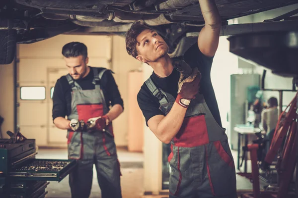 Mechaniker arbeitet in Restaurierungswerkstatt — Stockfoto