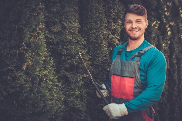 Jardinero cortando árboles con tijeras — Foto de Stock