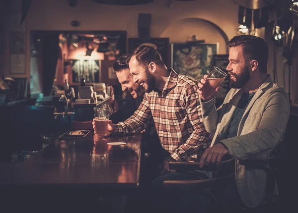 Viejos amigos divirtiéndose y bebiendo cerveza corriente —  Fotos de Stock