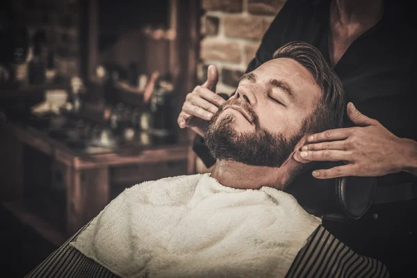 Cliente durante a preparação da barba e bigode — Fotografia de Stock