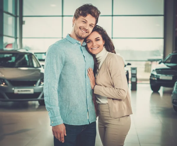 Casal procurando um carro novo — Fotografia de Stock