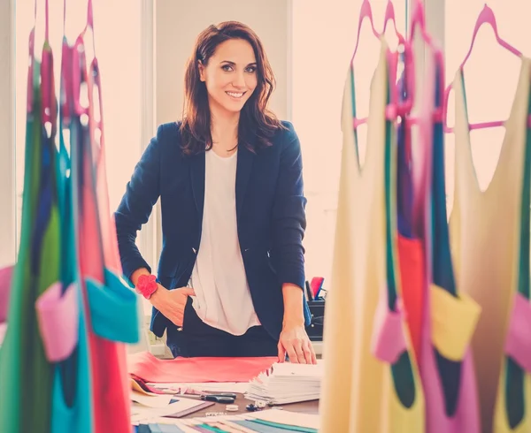 Schöne junge Designerin in ihrem Modeatelier Showroom. — Stockfoto