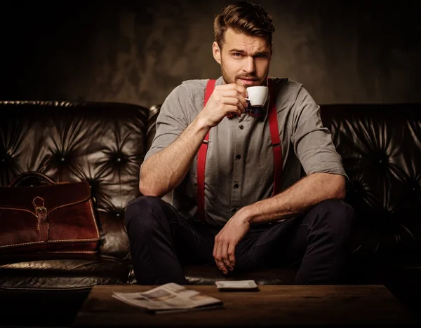 Jeune bel homme barbu à l'ancienne — Photo