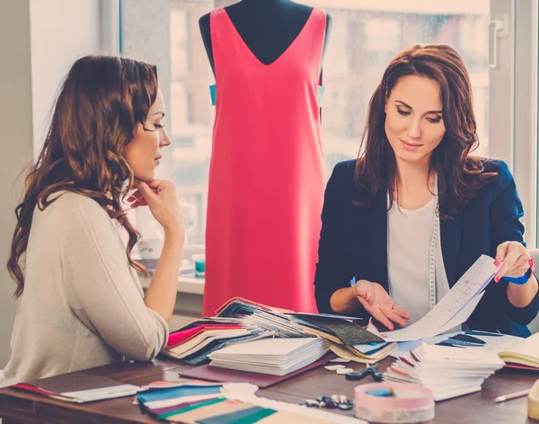 Jonge vrouw in de mode atelier haute couture. — Stockfoto