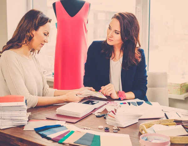 Jovem mulher na moda atelier alta costura . — Fotografia de Stock