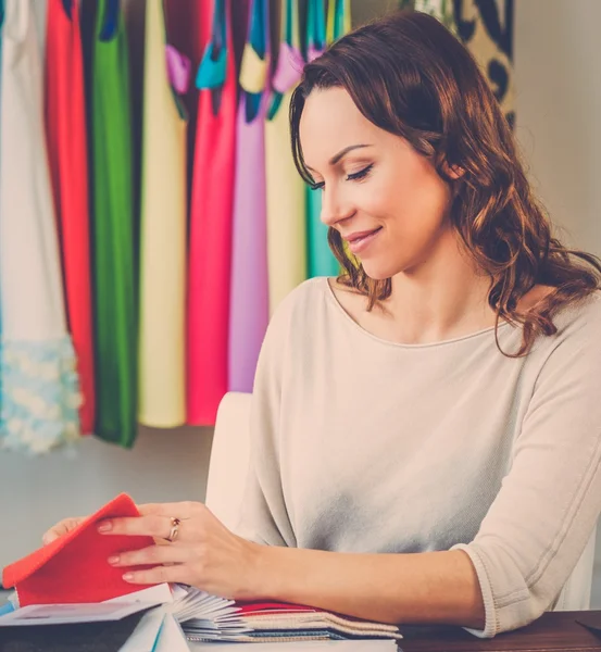 Vrouw in mode atelier haute couture. — Stockfoto