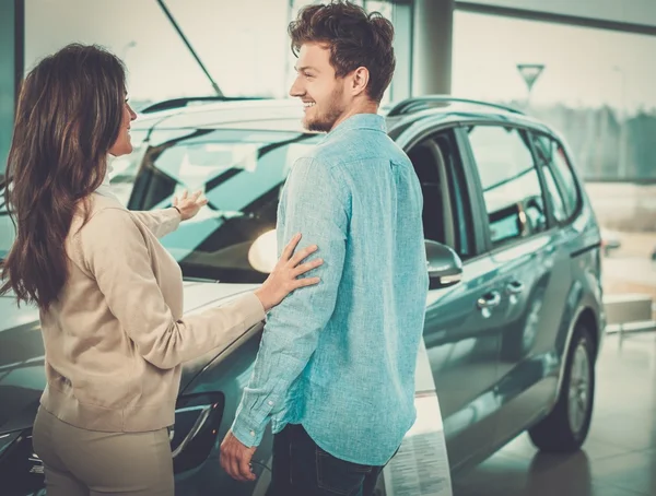 对夫妇看一辆新车 — 图库照片