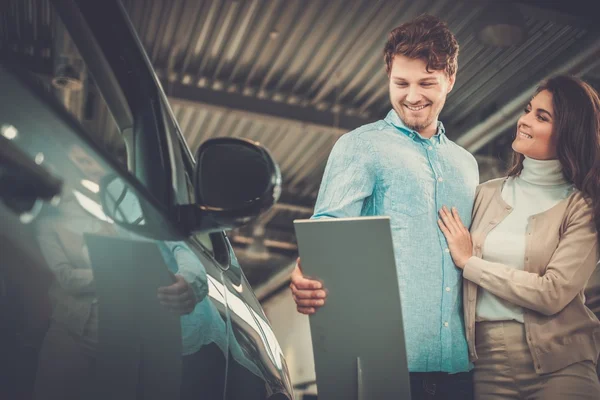 Paar sucht ein neues Auto — Stockfoto