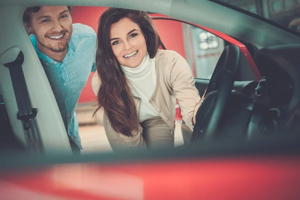 Pareja buscando un coche nuevo — Foto de Stock