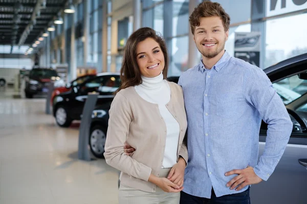 Couple looking a new car — Stock Photo, Image