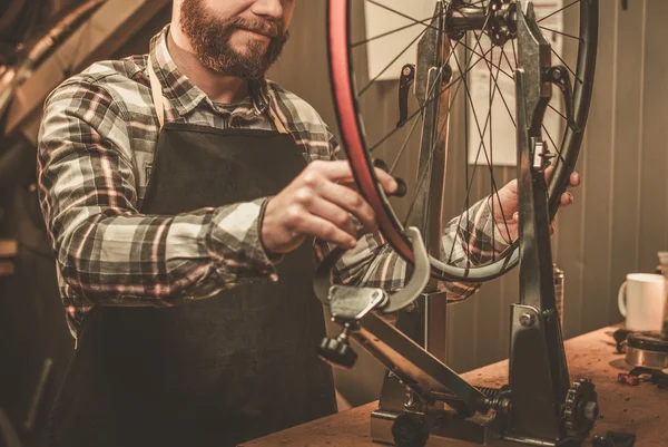 Stilvoller Fahrradmechaniker — Stockfoto
