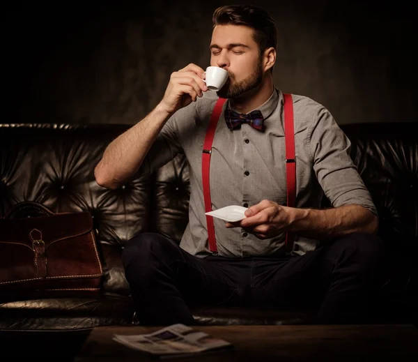 Joven hombre barbudo guapo a la antigua — Foto de Stock