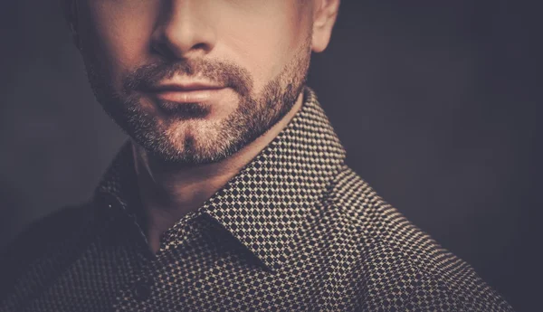 Homem bonito confiante com barba — Fotografia de Stock