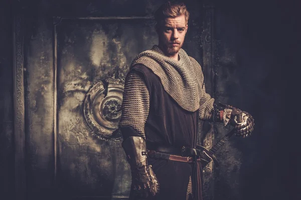 暗い背景の上に立って若い中世の騎士. — ストック写真