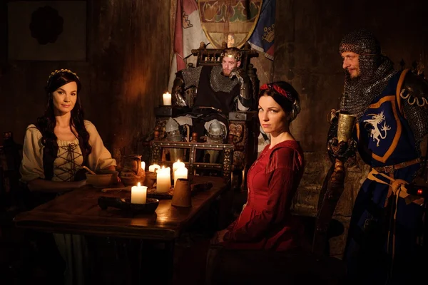 Средневековая королева со своими придворными и рыцарями — стоковое фото