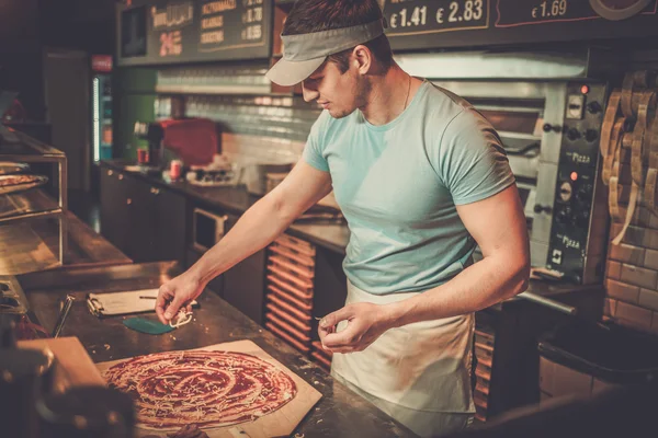 Mutfakta pizza pizzacı içinde yapım oyuncu. — Stok fotoğraf