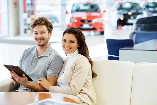 Koppel op zoek naar een nieuwe auto — Stockfoto