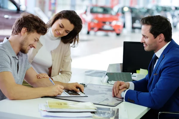 Paar ondertekening van een contract — Stockfoto