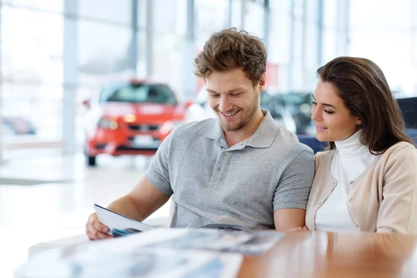 Casal procurando um carro novo — Fotografia de Stock