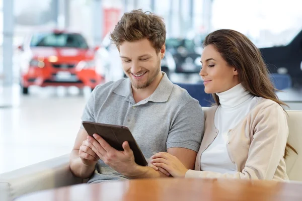 Casal procurando um carro novo — Fotografia de Stock