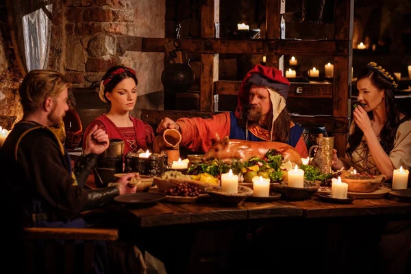 Mittelalterliche Menschen essen und trinken — Stockfoto