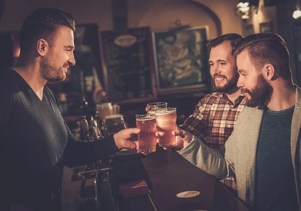 Alte Freunde haben Spaß und trinken Bier vom Fass — Stockfoto