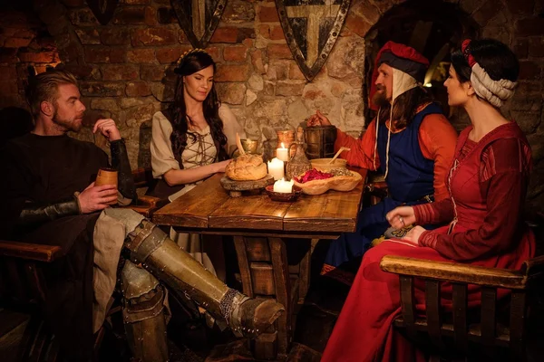 Les médiévaux mangent et boivent — Photo