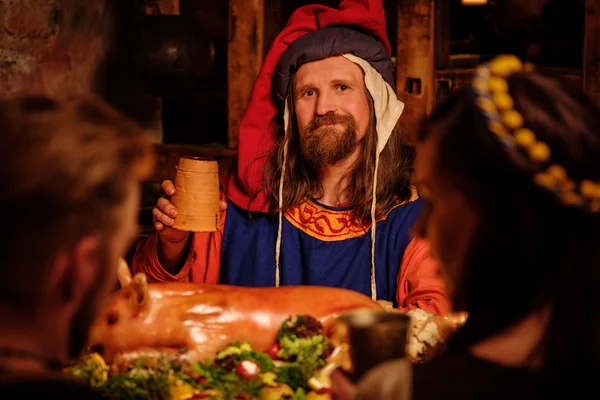 Middeleeuwse mensen eten en drinken — Stockfoto