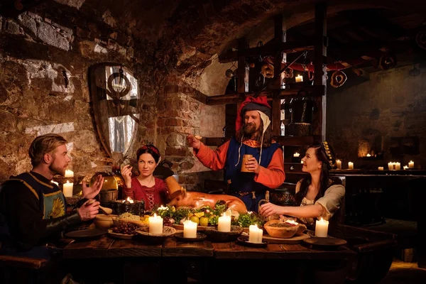 Medieval people eat and drink — Stock Photo, Image