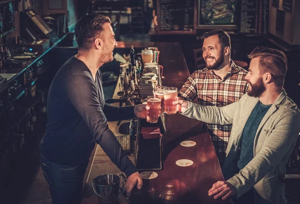 Vieux amis avoir du plaisir et boire de la bière brouillon — Photo